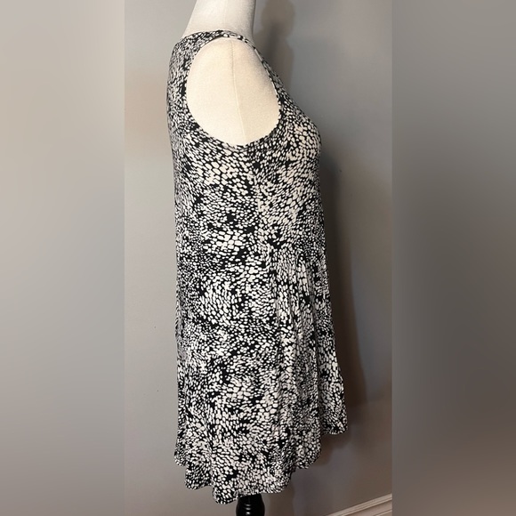 LOGO by Lori Goldstein Tank Top w/ Asymmetrical Hem! - Picture 8 of 8